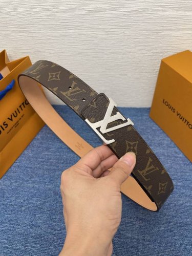 Brand LV 4.0Cm 550108 Description: This belt features an LV buckle with a buffa