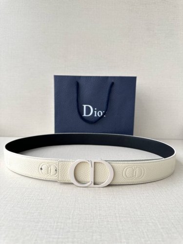Width 3.5Cm Dior's belt buckle is crafted from stainless steel with a pearly off