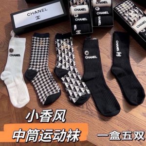 Comes with packaging, one box contains five pairs of Chanel mid-calf socks. A w
