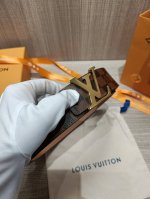Comes with a full gift box. Virgil Abloh interprets the LV Tag belt with avant-g