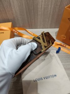 Comes with a full gift box. Virgil Abloh interprets the LV Tag belt with avant-g