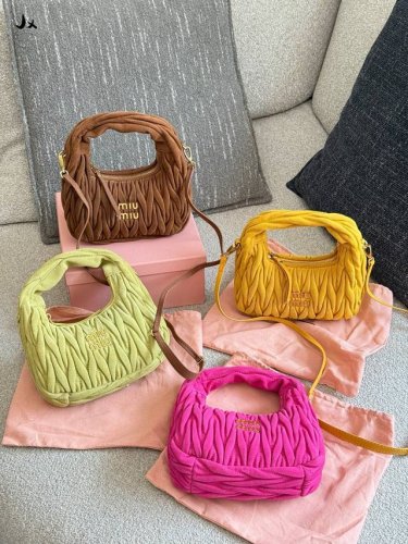 Original frosted suede Hobo crescent bag Red and prosperous, Miu Miu is out on t