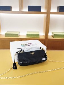 Prada official website synchronized high-end crossbody shoulder bag, a timeless