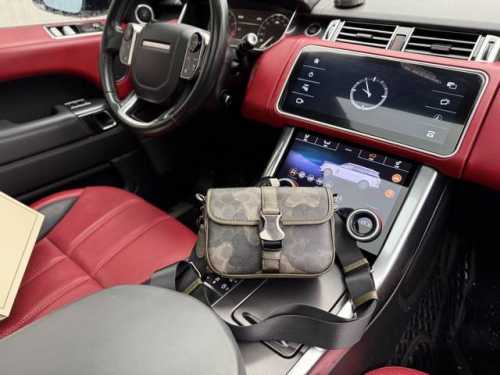 A new high-end Coach shoulder bag. This Coach League 19 duffle bag features a ca