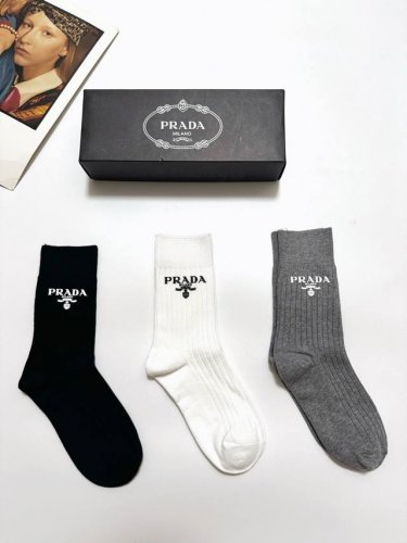 Packaged One box contains 3 pairs Prada classic logo pure cotton mid-calf socks