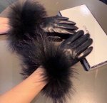 Chanel 2025 Fall/Winter Fox Fur Touchscreen Gloves - A must-have for all fashion