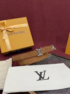 This beautiful 2.0 width LV belt pays homage to the brand's creativity. Its des