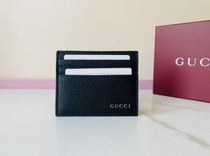 A premium Gucci-logo card holder. This men's everyday accessory is updated with