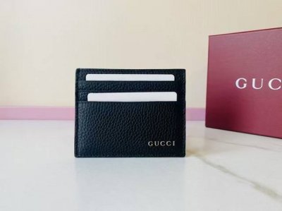 A premium Gucci-logo card holder. This men's everyday accessory is updated with