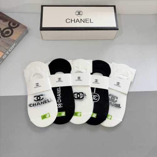 Comes with packaging, 5 pairs per box. High-quality Chanel classic socks, made