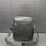 Bottega Veneta hand-woven men's shoulder bag crossbody bag classic and versatile