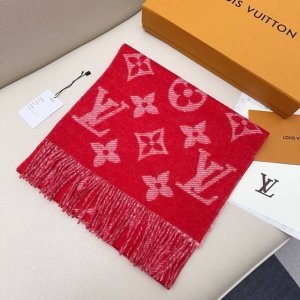 This year's hottest light pink and white color-blocked scarf. This Lvessential s