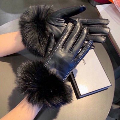 Chanel 2025 Fall/Winter Fox Fur Touchscreen Gloves - A must-have for all fashion