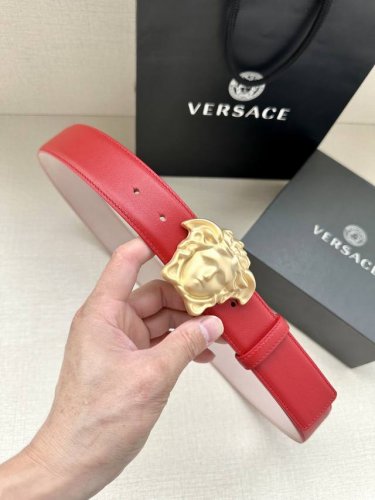 Width 4.0Cm Versace This belt features a buckle with the brand's signature matte