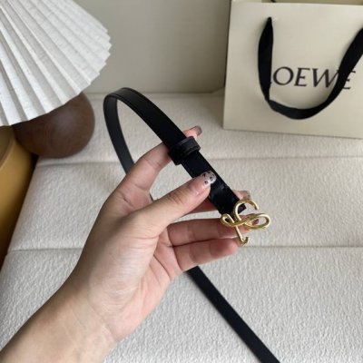 Loewe's new smooth cowhide leather belt, decorated with a metal Loewe brand logo