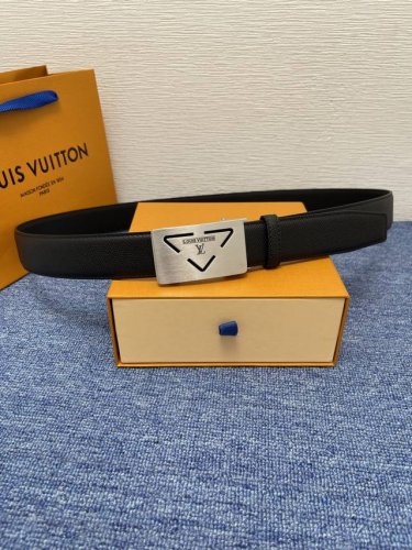 Brand: Lv new imported calfskin, delicate and soft to the touch. With pure steel