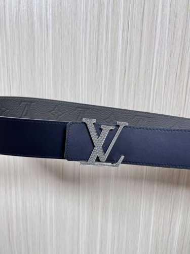 New arrival this season! 4.0 One side is calfskin with a pebbled embossed patte