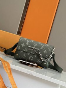 Original, premium design, featuring all-steel hardware. This Steamer Mini bag c