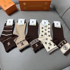 Special Louis Vuitton women's new mid-calf socks, five pairs per box, made of p