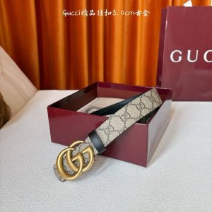 This Gucci 30mm belt features a soft Gg Supreme canvas on one side and black cal