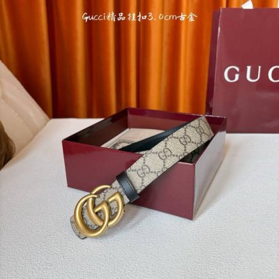 This Gucci 30mm belt features a soft Gg Supreme canvas on one side and black cal