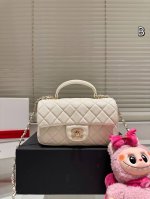 Qixi Festival gift box with pendant Chanel 22B metal handle Miniicf The new met