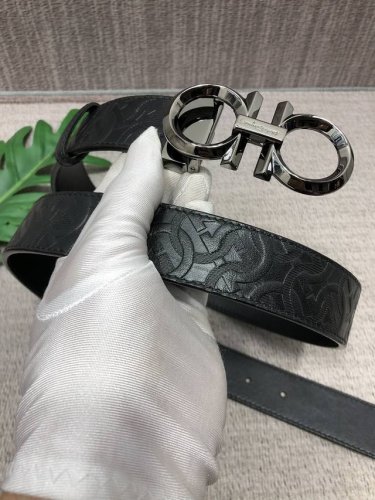 Comes with a full gift box and packaging: Ferragamo belt made of original single