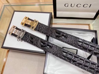 Gucci Crocodile belt is made of imported cowhide with pressed crocodile bone. Th
