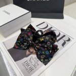 Comes with packaging box. Louis Vuitton new claw clip, classic LV logo, simple a