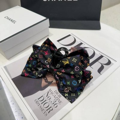 Comes with packaging box. Louis Vuitton new claw clip, classic LV logo, simple a