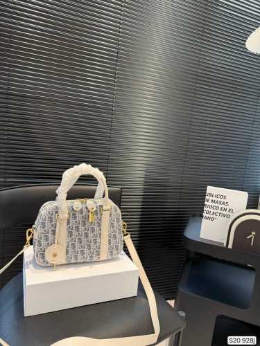 with folding box D-Vibe Dior bowling bag casual sports style is coming, the sty