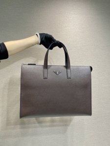 New Briefcase 2Vg039 Dark Brown This simple tote bag blends modernism and class