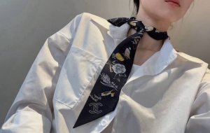 Chanel Twilly scarf is here, Chanel is truly cute, everyone has three of them,