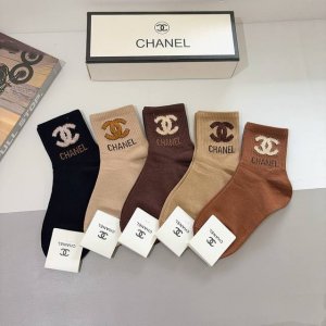Comes with packaging, 5 pairs per box. Chanel classic mid-calf socks with class