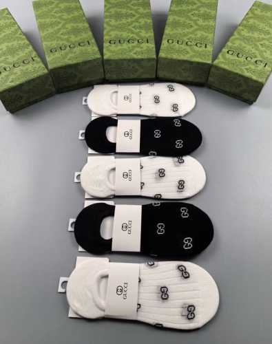 Special Gucci Gucci G's new women's invisible socks come in a box of five pairs.