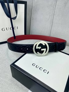 4.0cm wide Gucci interlocking double G belt, made of Gucci Signature leather wi