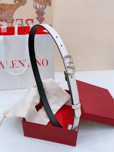Burberry New Belt This Leather Belt Is Meticulously Crafted In Italy, Adorned Wi