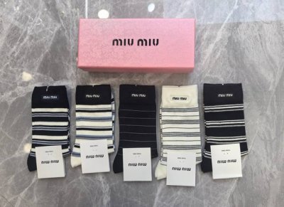Special Packaging Miumiu New Embroidered Mid-Length Slouch Socks! One box contai