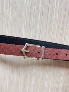 This season's new Frog reversible belt combines modern elements with elegant de