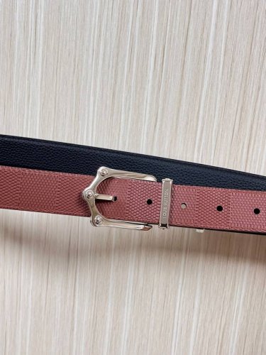 This season's new Frog reversible belt combines modern elements with elegant de