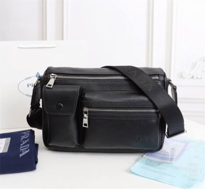 Model: P670-2 Prada has released a new crossbody bag, a highly distinctive and