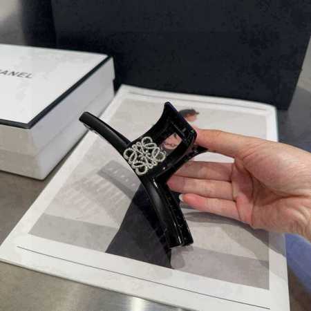 Comes with packaging box. Loewe letter claw clip, a fashionable and trendy item, - Click Image to Close