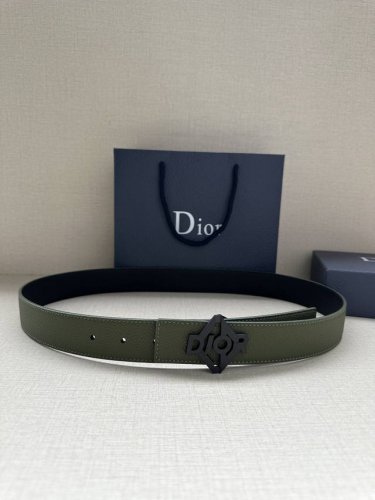 Width 3.5cm. This 35mm reversible belt combines elegant style with modern flair.