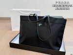Comes with box Prada tote bag The texture is very high-end The capacity is supe