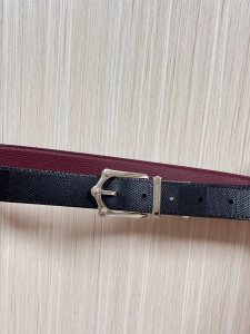 This season's new Frog reversible belt combines modern elements with elegant de