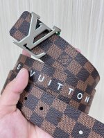 4.0 New seasonal style, featuring a human head print with small English letters,