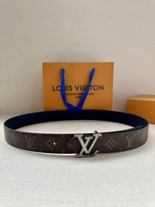 3.4-width Lv Trunk reversible belt features a modern design crafted from grained