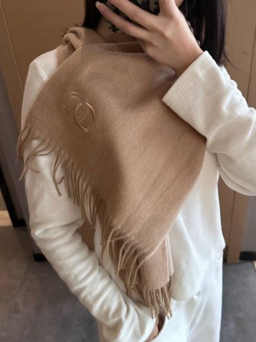 Chanel's rare gentle color scheme is absolutely captivating. I'm highly recommen