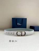 Width 3.5cm. This Dior belt buckle features a brushed "Cd" logo design and is c