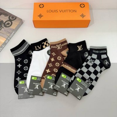 comes with 5 pairs of Lv Louis Vuitton super popular men's socks made of pure c
